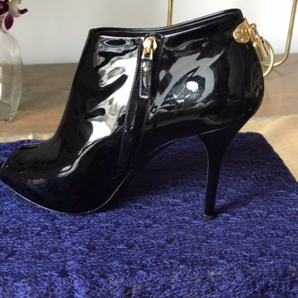 Louis Vuitton: Peep toe patent leather bootie in Black / Noir  (38.5) - Picture 4 of 11